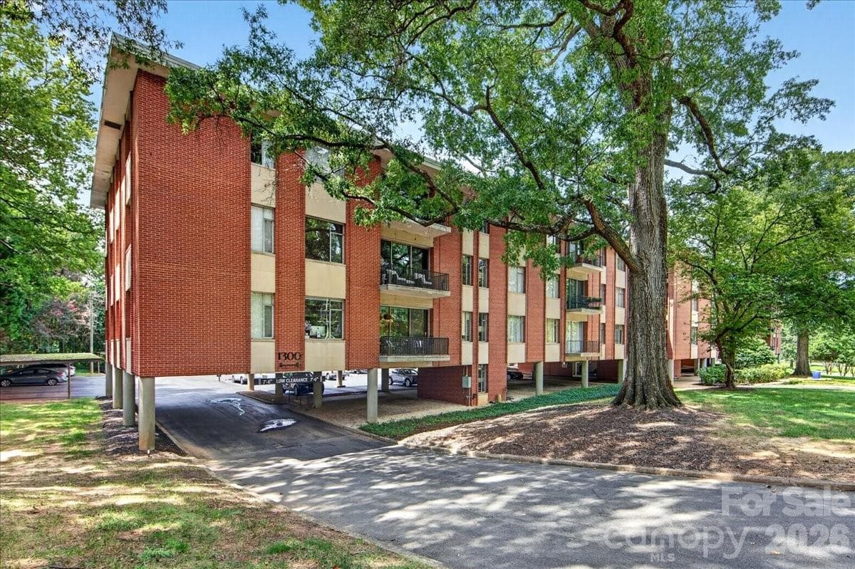 Condominium at 1300 Queens Road, Charlotte, photo 4 of 48