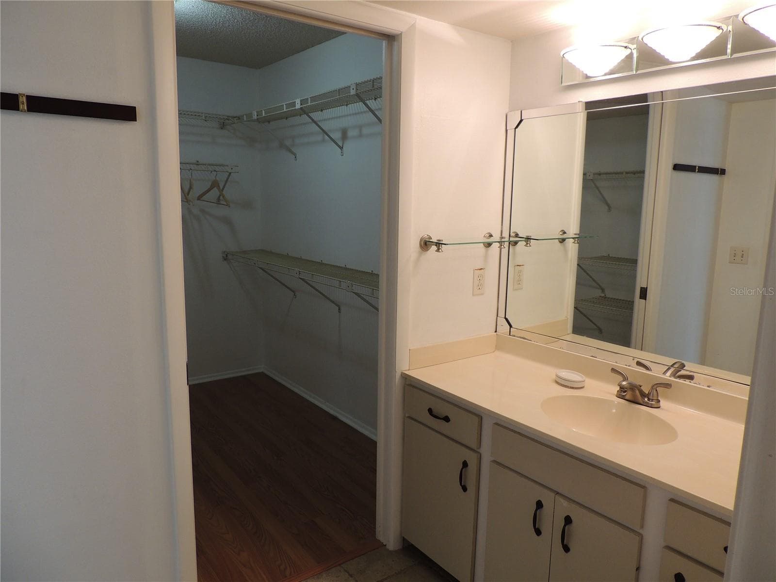 Condominium at 324 TIMBERLAKE DR #324, BRADENTON, photo 15 of 31
