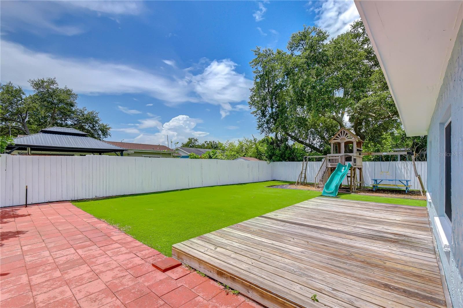 gorgeous backyard with astro turf, deck and playground - 613 5TH AVE SE, LARGO