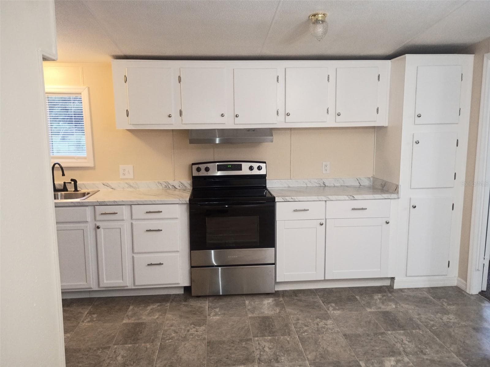 Manufactured Home at 6910 BROOKRIDGE TRL, LAKELAND, photo 4 of 29