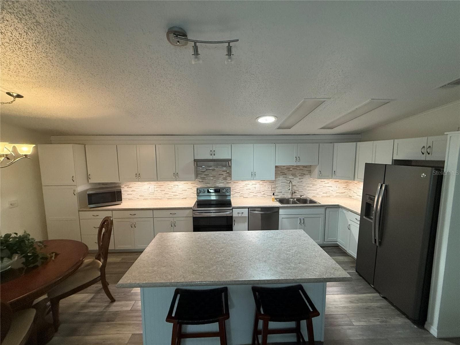 Manufactured Home at 802 OAK BLVD, WILDWOOD, photo 2 of 25