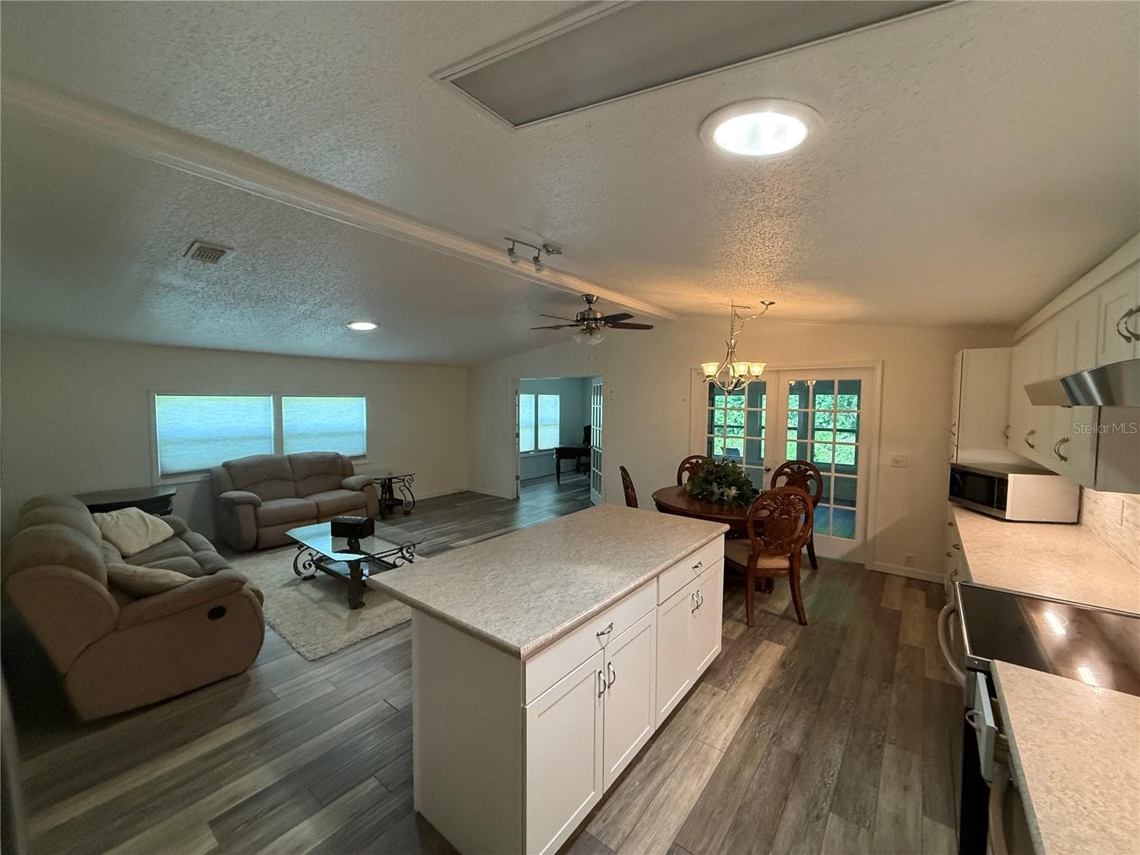 Manufactured Home at 802 OAK BLVD, WILDWOOD, photo 4 of 25