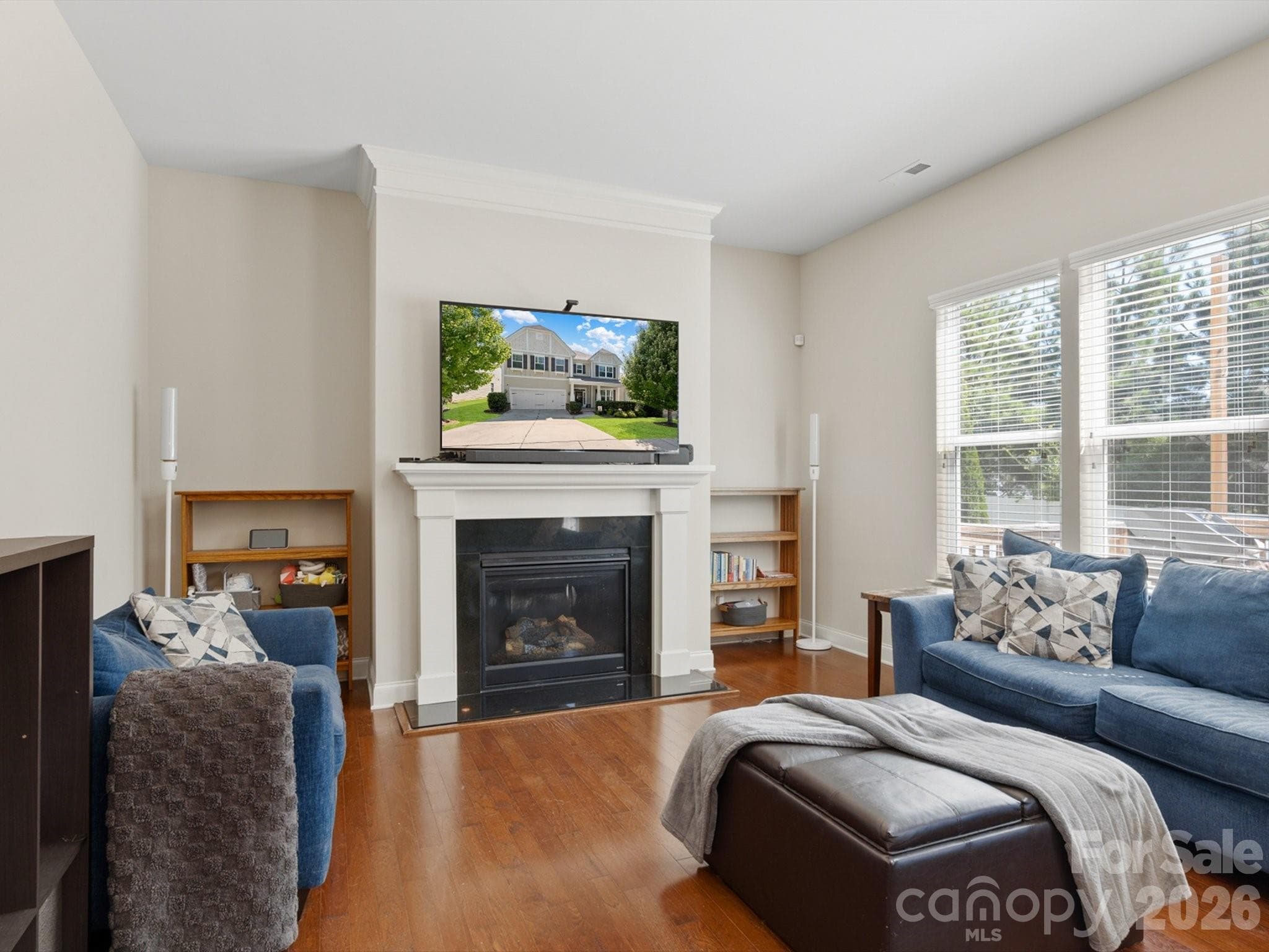 Single Family Residence at 2035 Pinyon Lane, Lancaster, photo 17 of 44