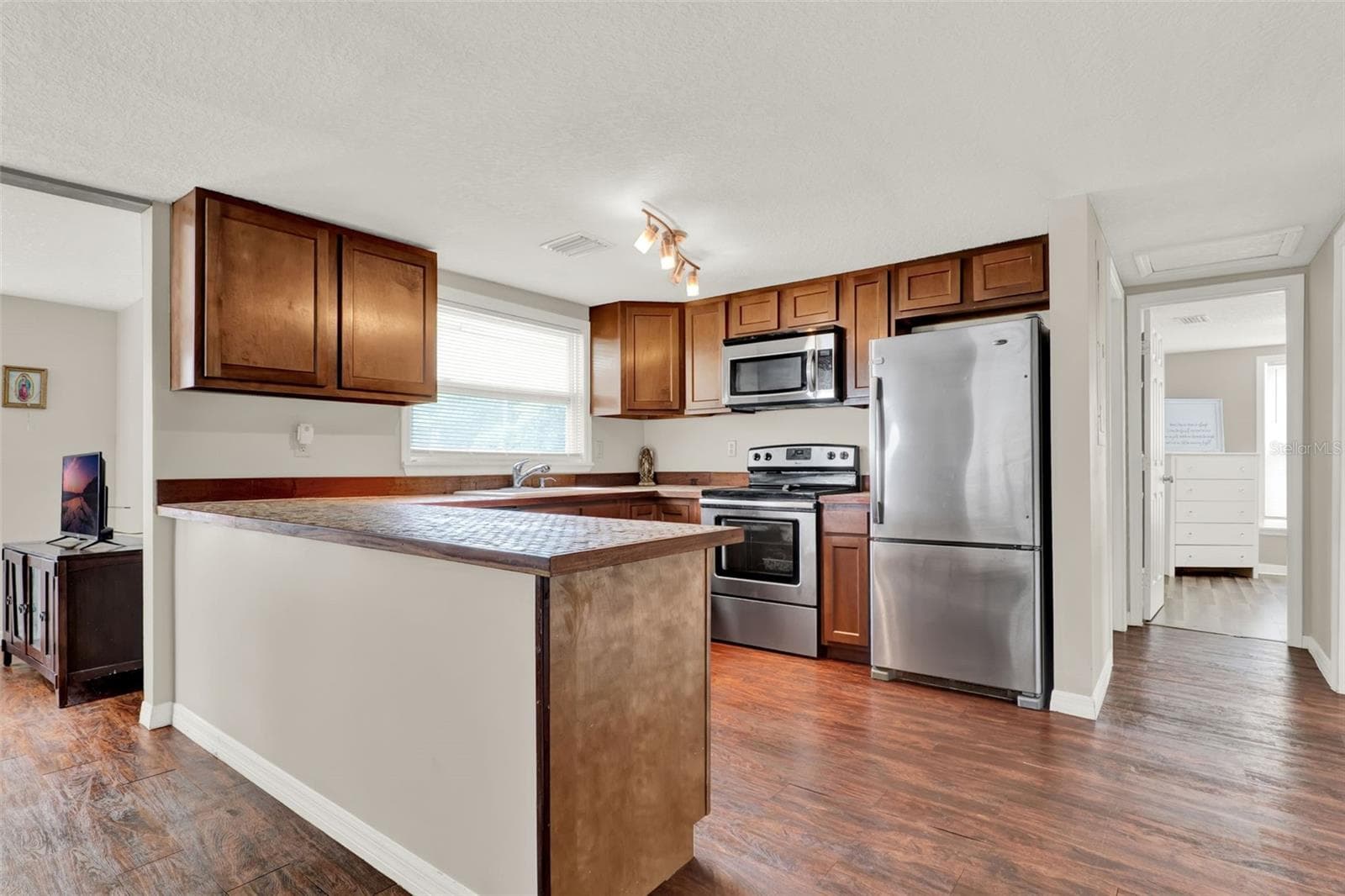 Single Family Residence at 30137 ORANGE AVE, SORRENTO, photo 7 of 25