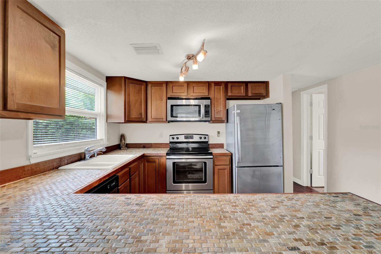 Single Family Residence at 30137 ORANGE AVE, SORRENTO, photo 8 of 25