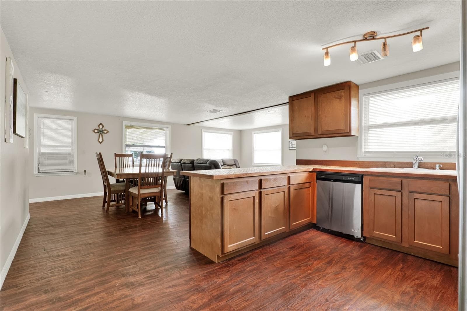 Single Family Residence at 30137 ORANGE AVE, SORRENTO, photo 10 of 25