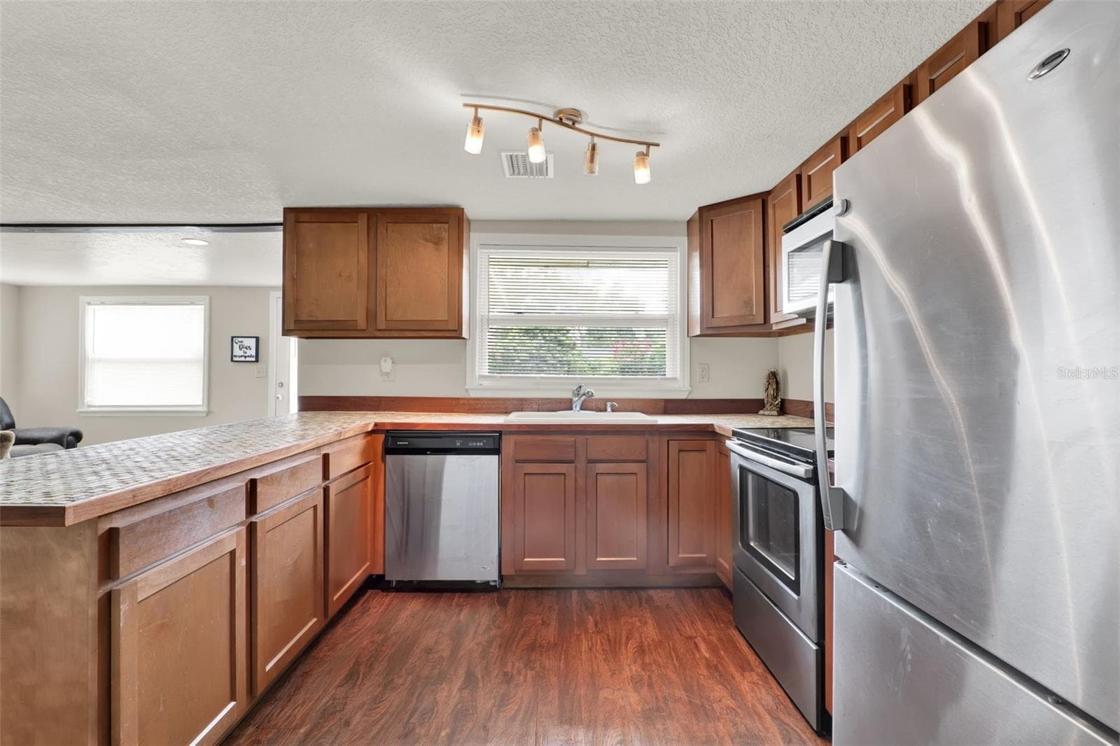 Single Family Residence at 30137 ORANGE AVE, SORRENTO, photo 11 of 25