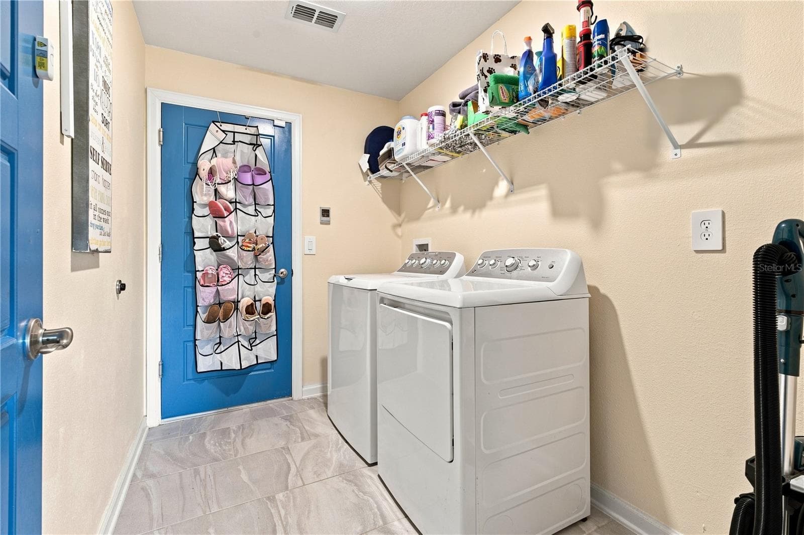 Single Family Residence at 33647 SKY BLOSSOM CIR, LEESBURG, photo 15 of 19