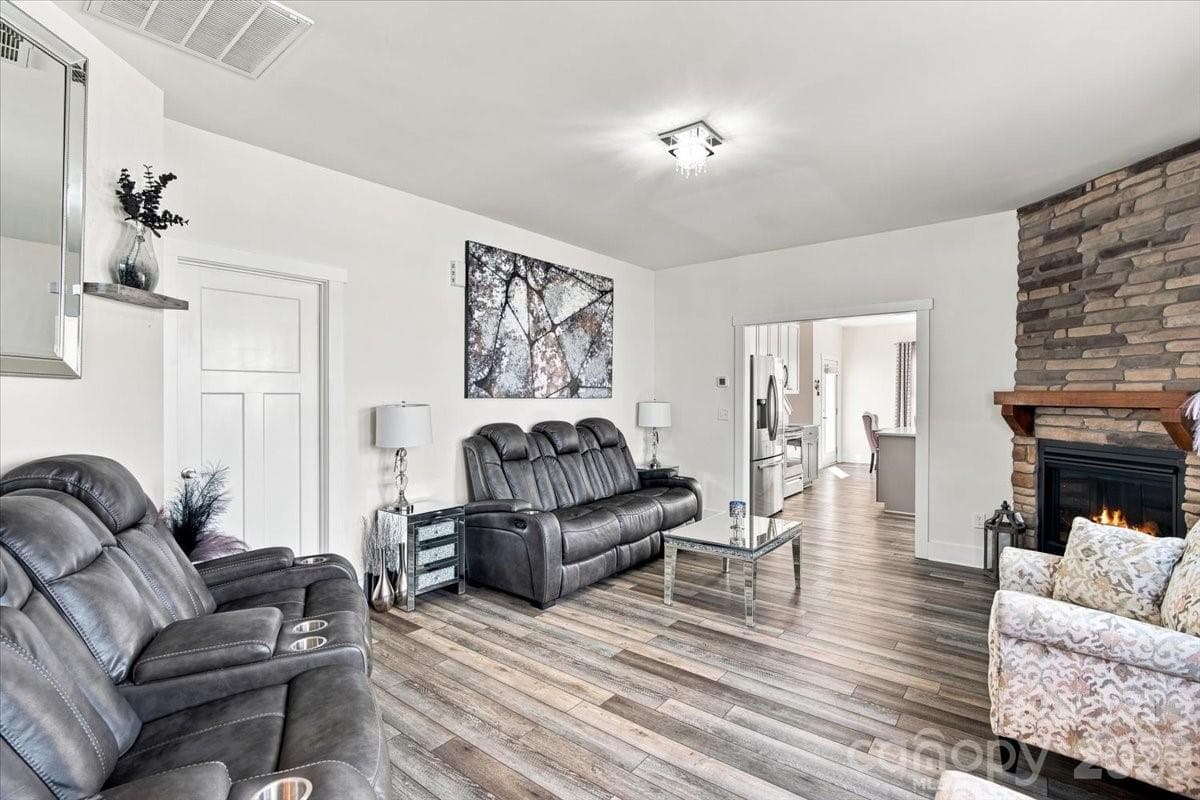 Bright living room with stone fireplace - 15 Hyde Park Place, Arden