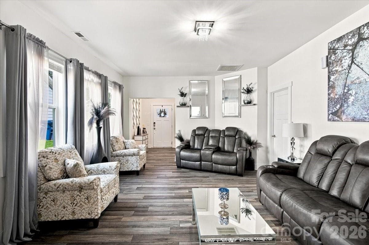 Light filled living room - 15 Hyde Park Place, Arden