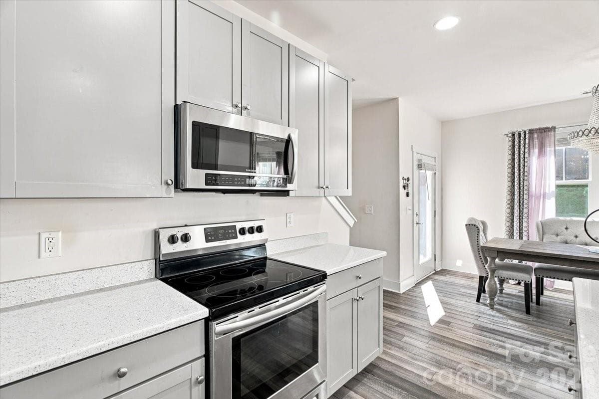 Bright kitchen with SS high-end appliances - 15 Hyde Park Place, Arden