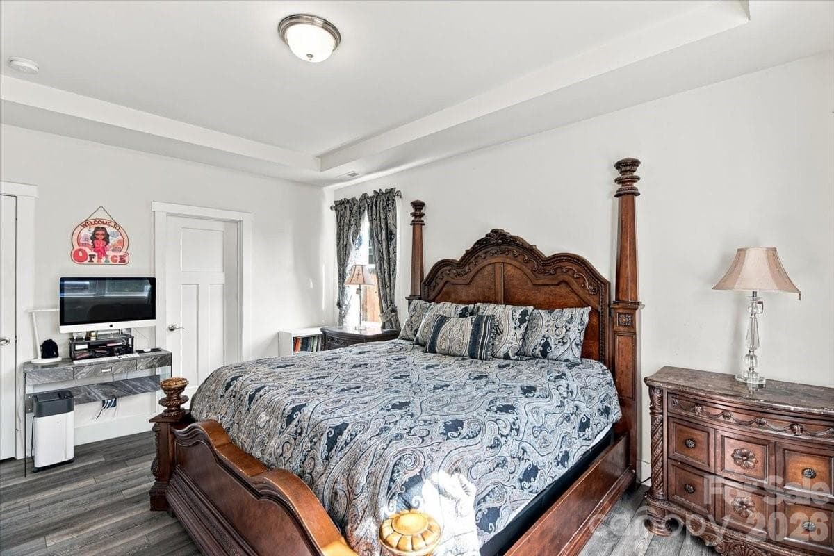 En-suite primary BR on main with tub-shower combo - 15 Hyde Park Place, Arden