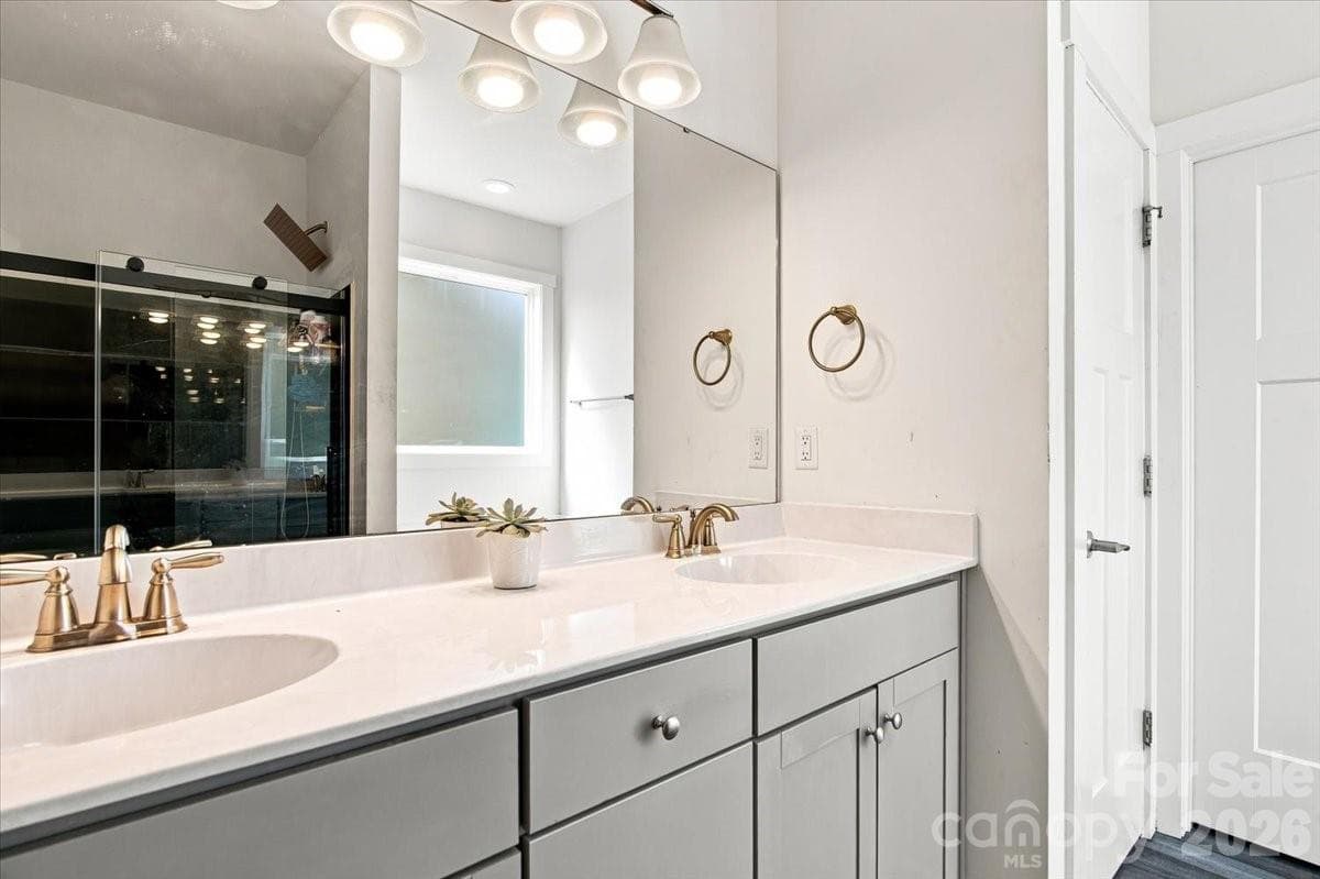 Primary BA with tub-shower combo - 15 Hyde Park Place, Arden