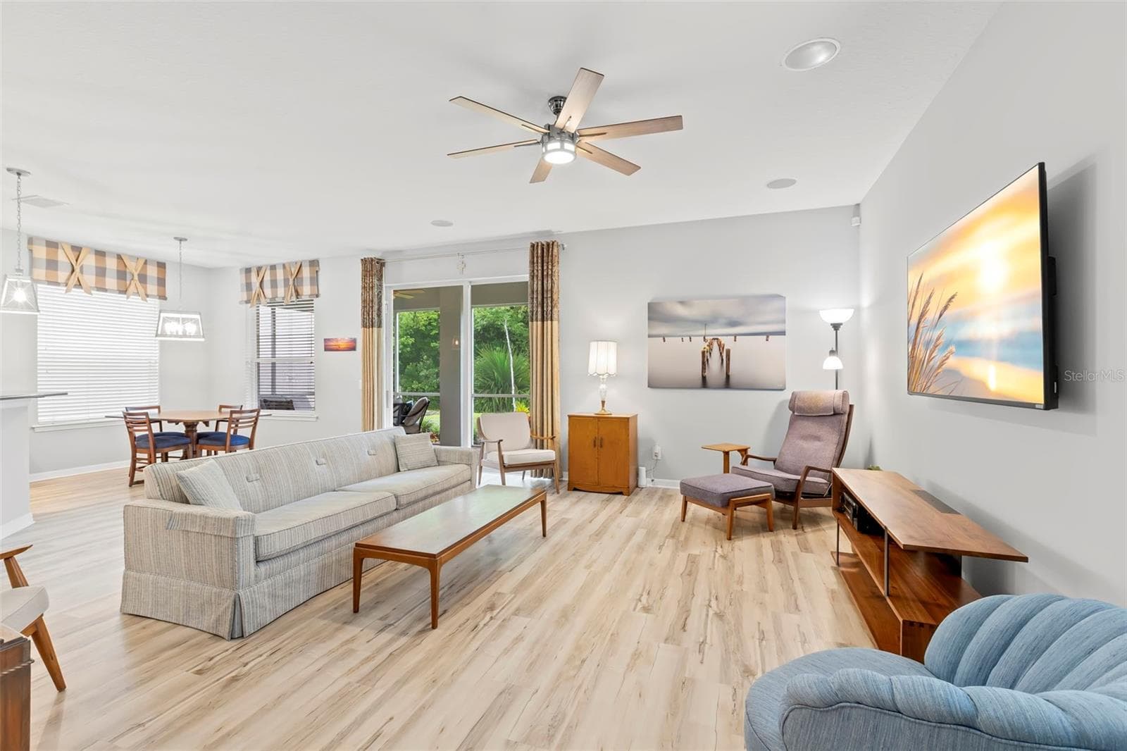 Spacious Living Room - 11201 GREEN PARK CIR, TAMPA