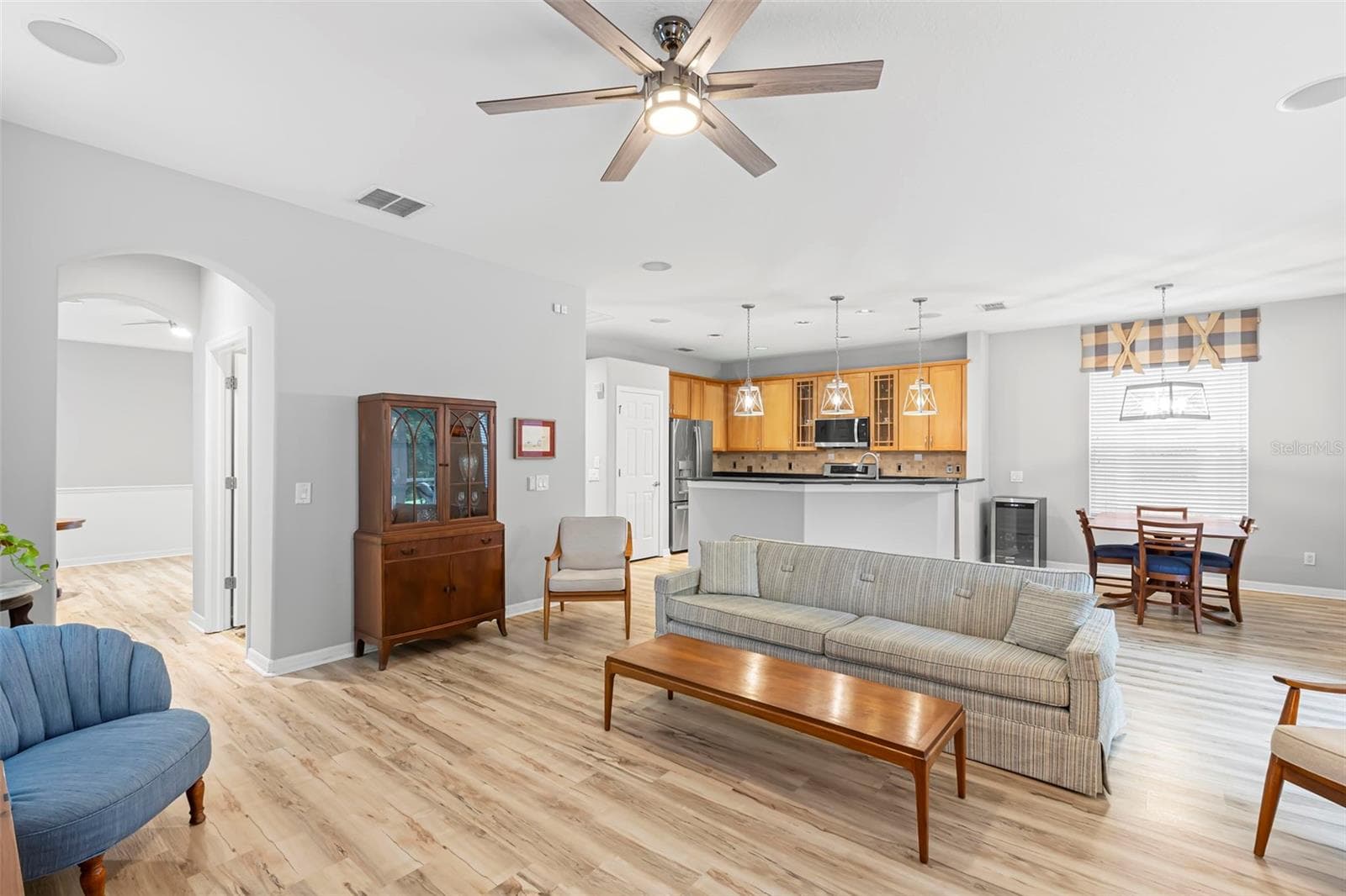 Living room / Kitchen / Breakfast Nook - 11201 GREEN PARK CIR, TAMPA