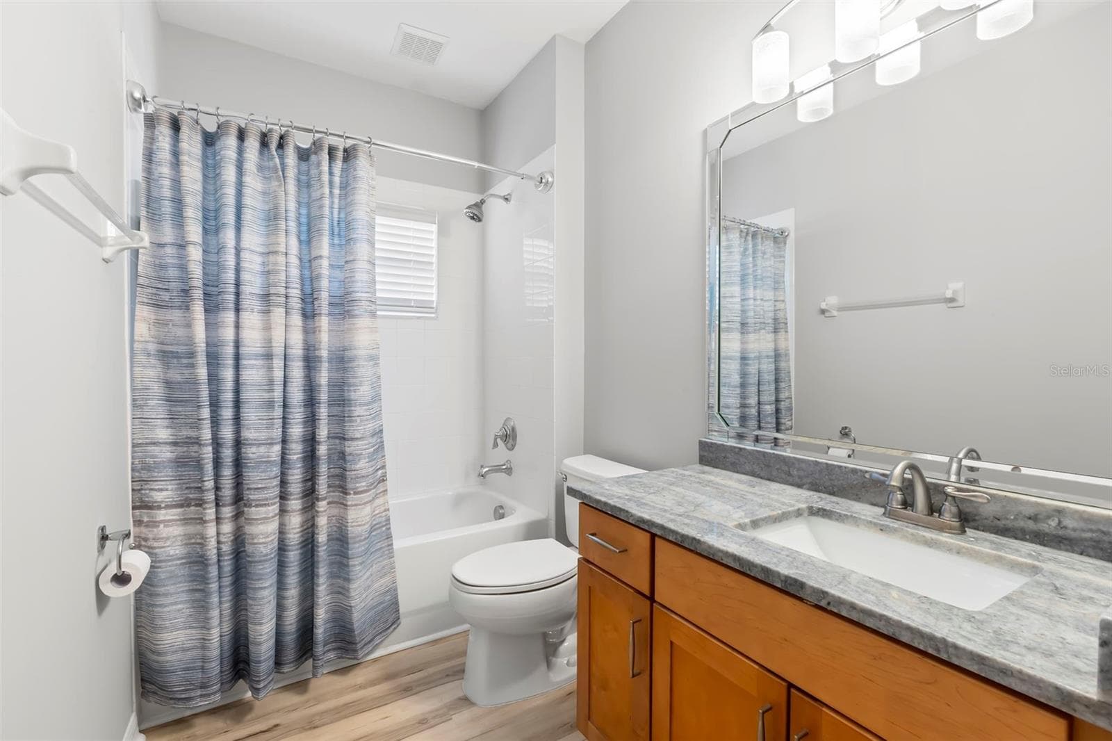 Upstairs Bath - 11201 GREEN PARK CIR, TAMPA