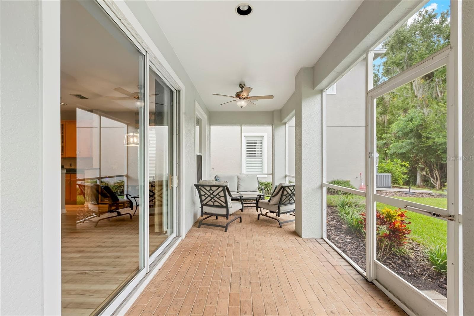 Patio overlooking conservation & pond - 11201 GREEN PARK CIR, TAMPA
