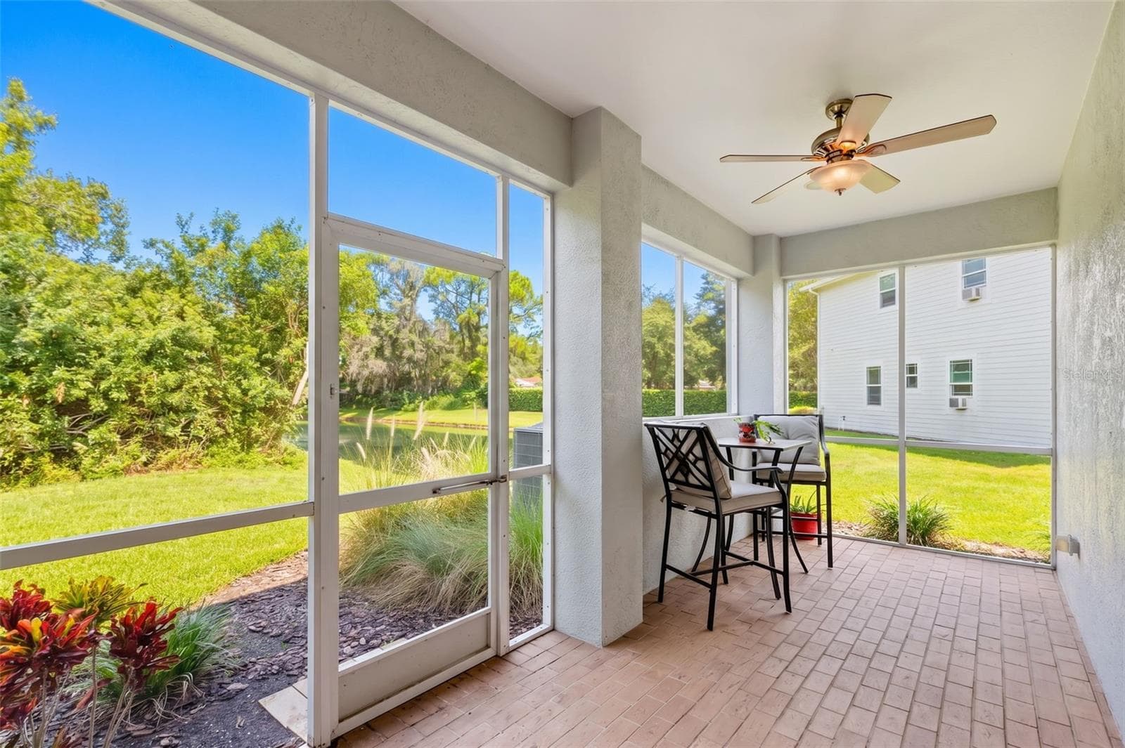 Patio overlooking conservation & pond - 11201 GREEN PARK CIR, TAMPA