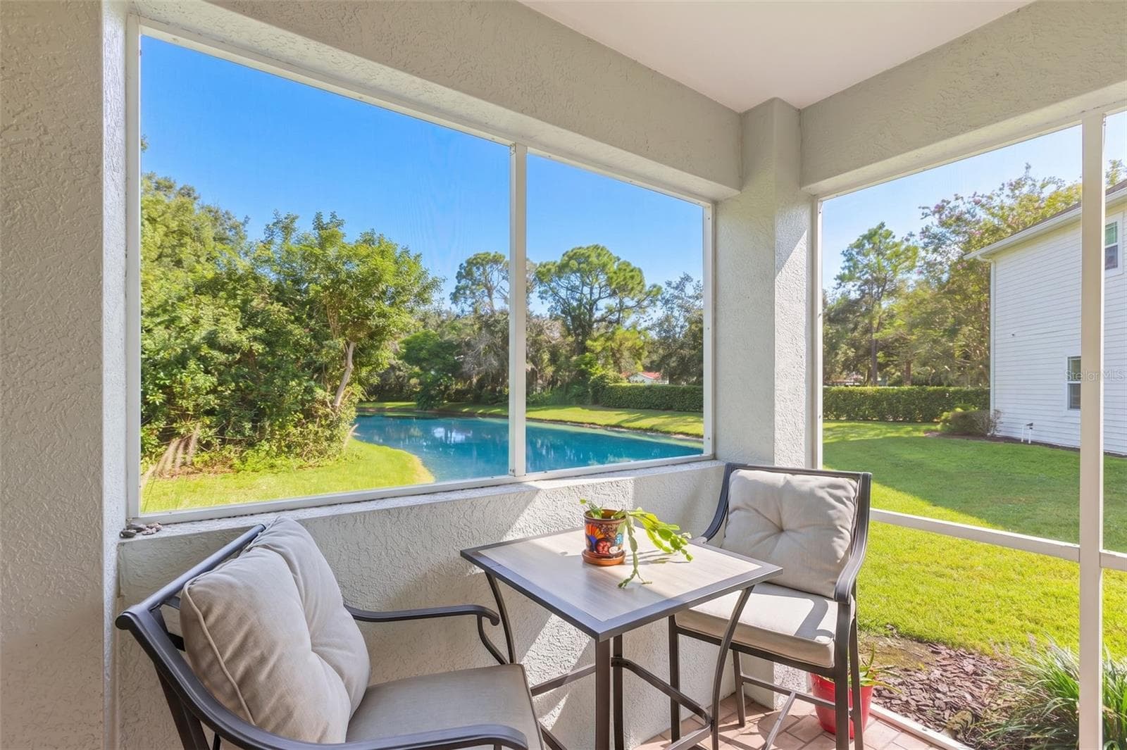 Patio overlooking conservation & pond - 11201 GREEN PARK CIR, TAMPA