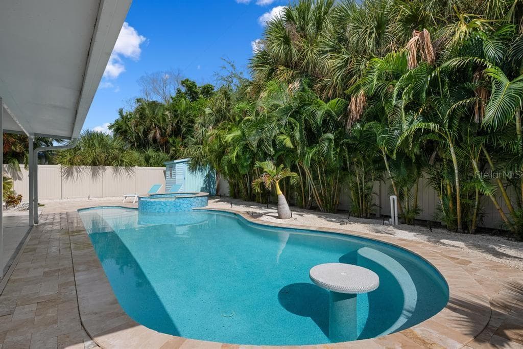 Generous oversized pool and spa - 406 BAY PALMS DR, HOLMES BEACH
