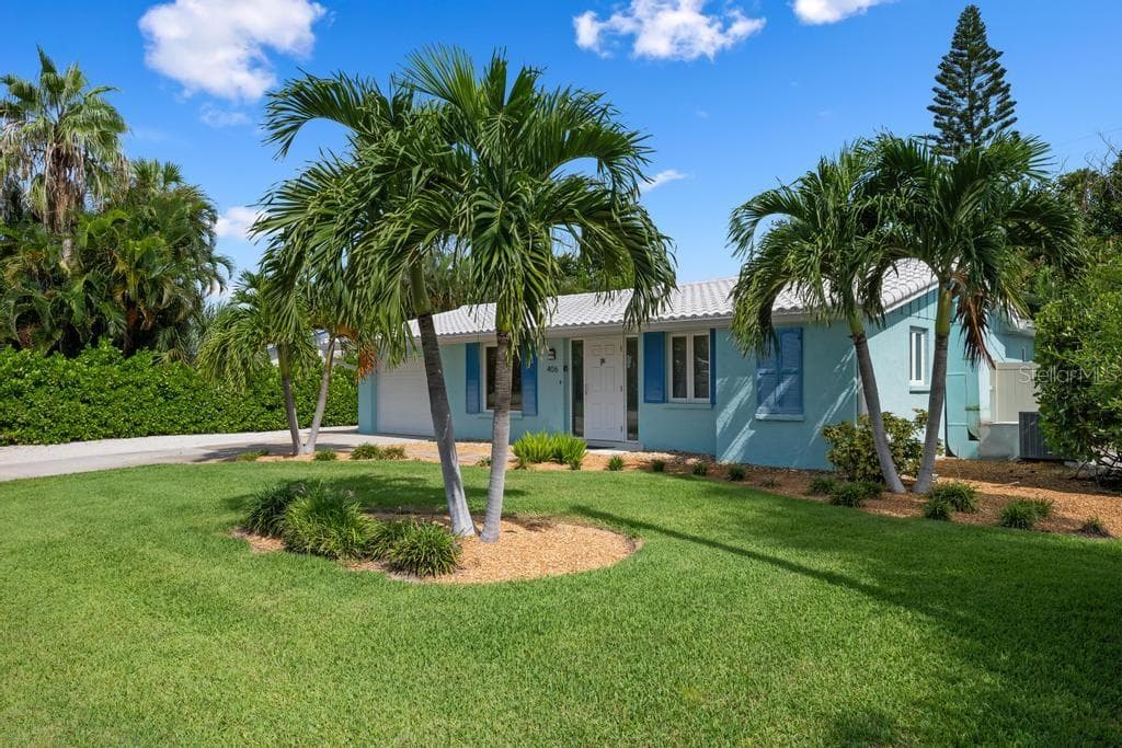 Beautiful landscaping - 406 BAY PALMS DR, HOLMES BEACH