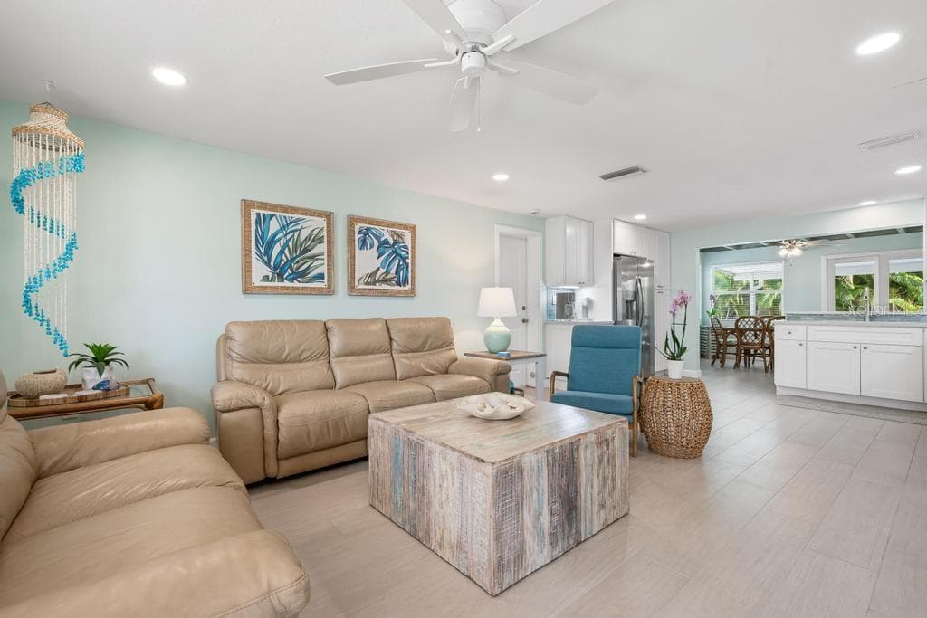 Single Family Residence at 406 BAY PALMS DR, HOLMES BEACH, photo 6 of 38