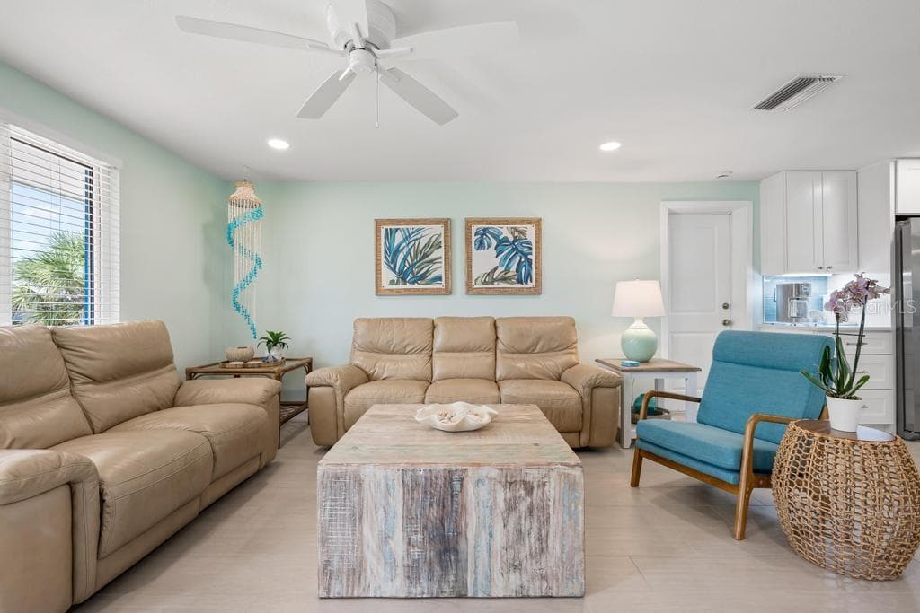 Single Family Residence at 406 BAY PALMS DR, HOLMES BEACH, photo 7 of 38