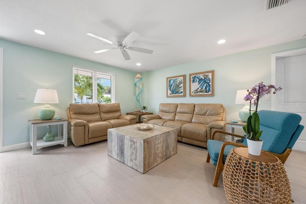 Single Family Residence at 406 BAY PALMS DR, HOLMES BEACH, photo 8 of 38