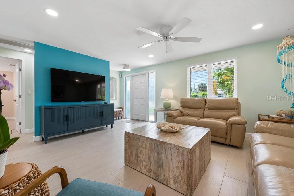 Single Family Residence at 406 BAY PALMS DR, HOLMES BEACH, photo 9 of 38