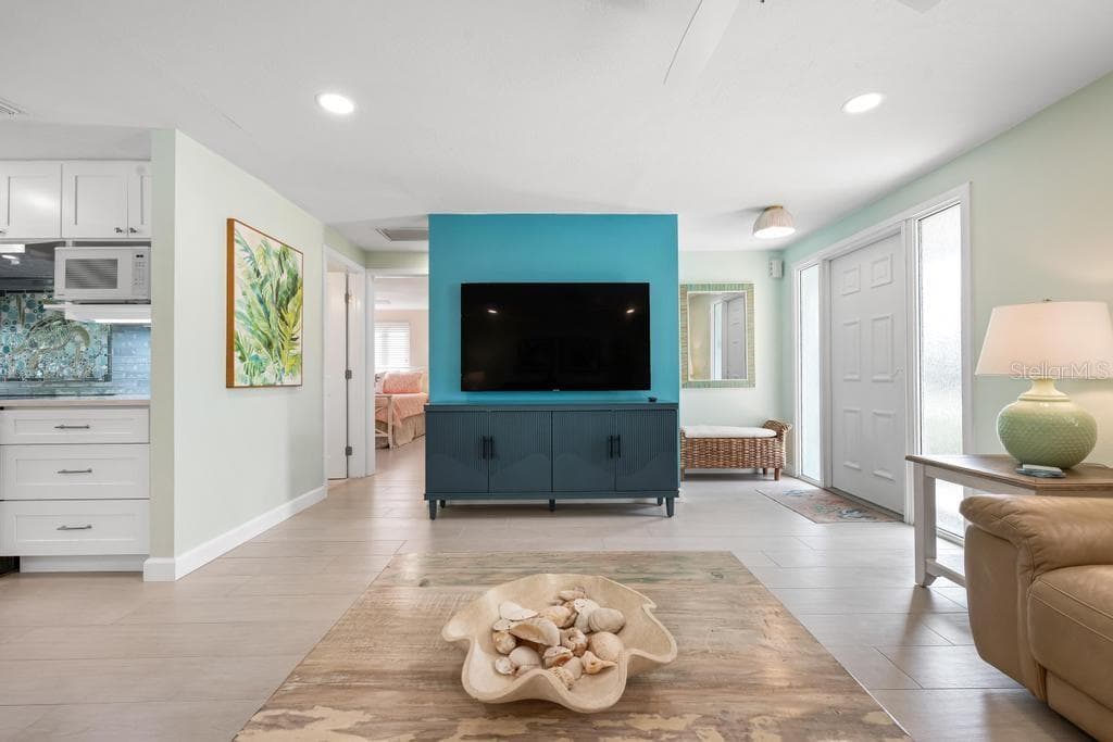 Single Family Residence at 406 BAY PALMS DR, HOLMES BEACH, photo 10 of 38