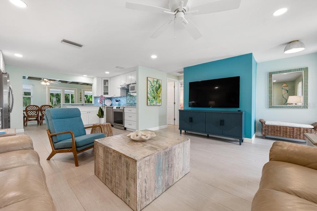 Single Family Residence at 406 BAY PALMS DR, HOLMES BEACH, photo 11 of 38