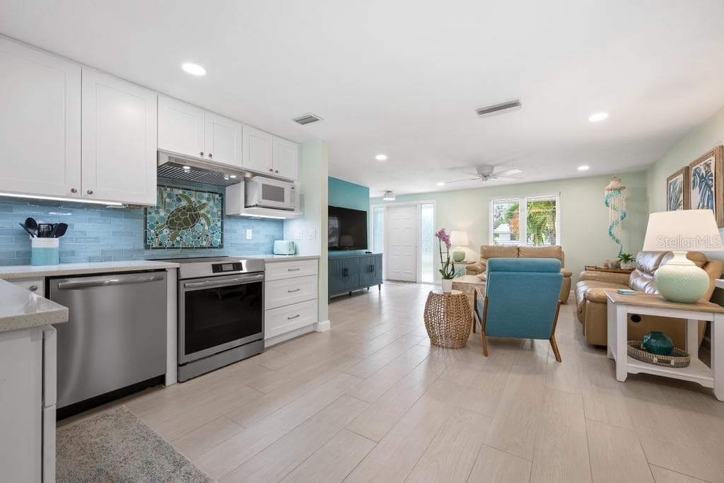 Single Family Residence at 406 BAY PALMS DR, HOLMES BEACH, photo 14 of 38