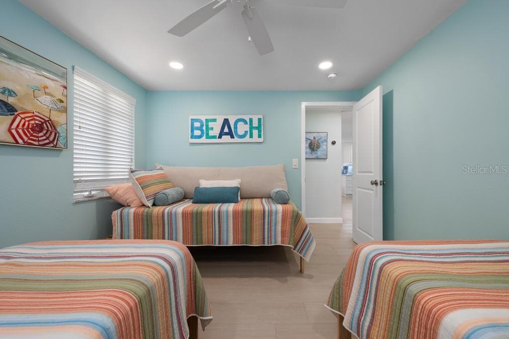 Single Family Residence at 406 BAY PALMS DR, HOLMES BEACH, photo 26 of 38