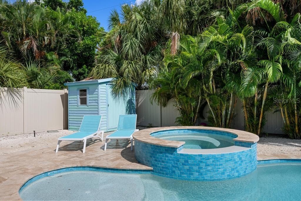 Spa and storage for your beach/pool toys. - 406 BAY PALMS DR, HOLMES BEACH