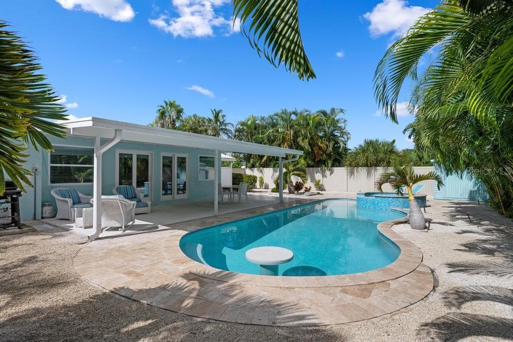 Single Family Residence at 406 BAY PALMS DR, HOLMES BEACH, photo 32 of 38