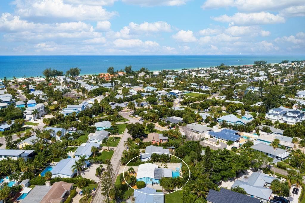 Central location of the island - 406 BAY PALMS DR, HOLMES BEACH