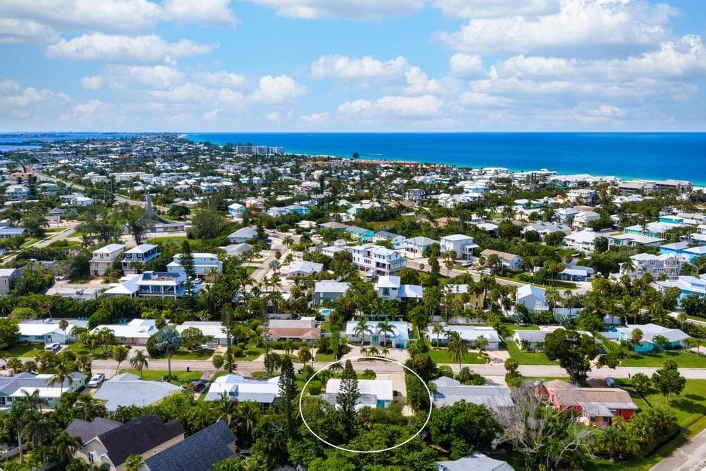 Single Family Residence at 406 BAY PALMS DR, HOLMES BEACH, photo 37 of 38