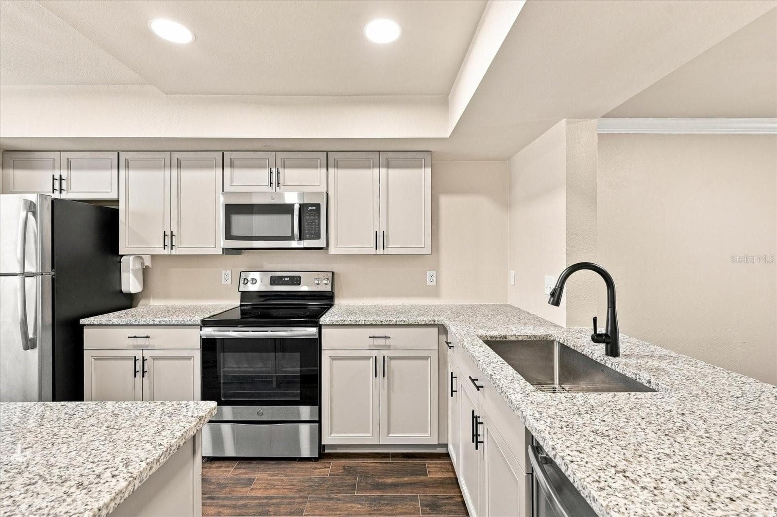 Granite Countertops & Stainless Steel Appliances - 3324 LAUREL VIEW DR, BRANDON