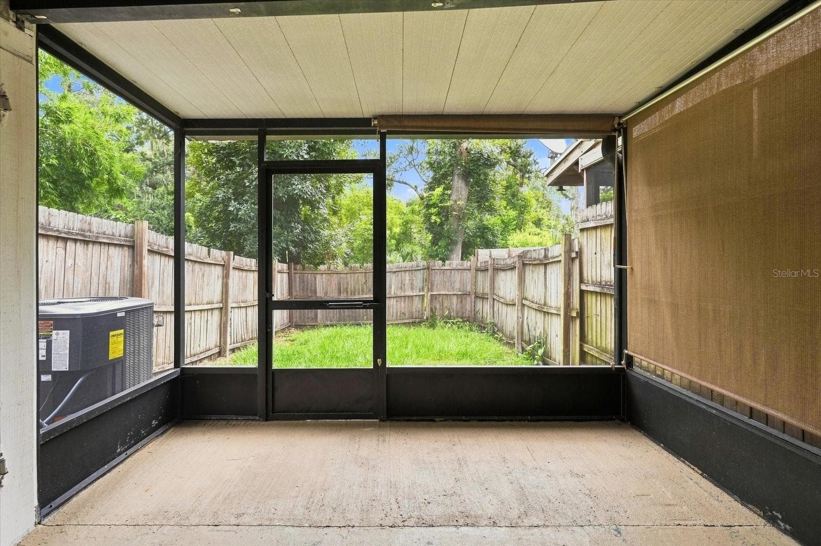 Outdoor Living Space with No Rear Neighbors - 3324 LAUREL VIEW DR, BRANDON