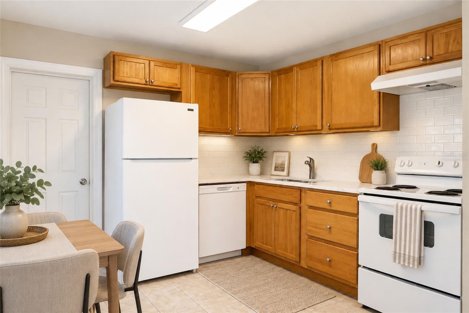 Virtually staged - 9412 N ELMER ST, TAMPA