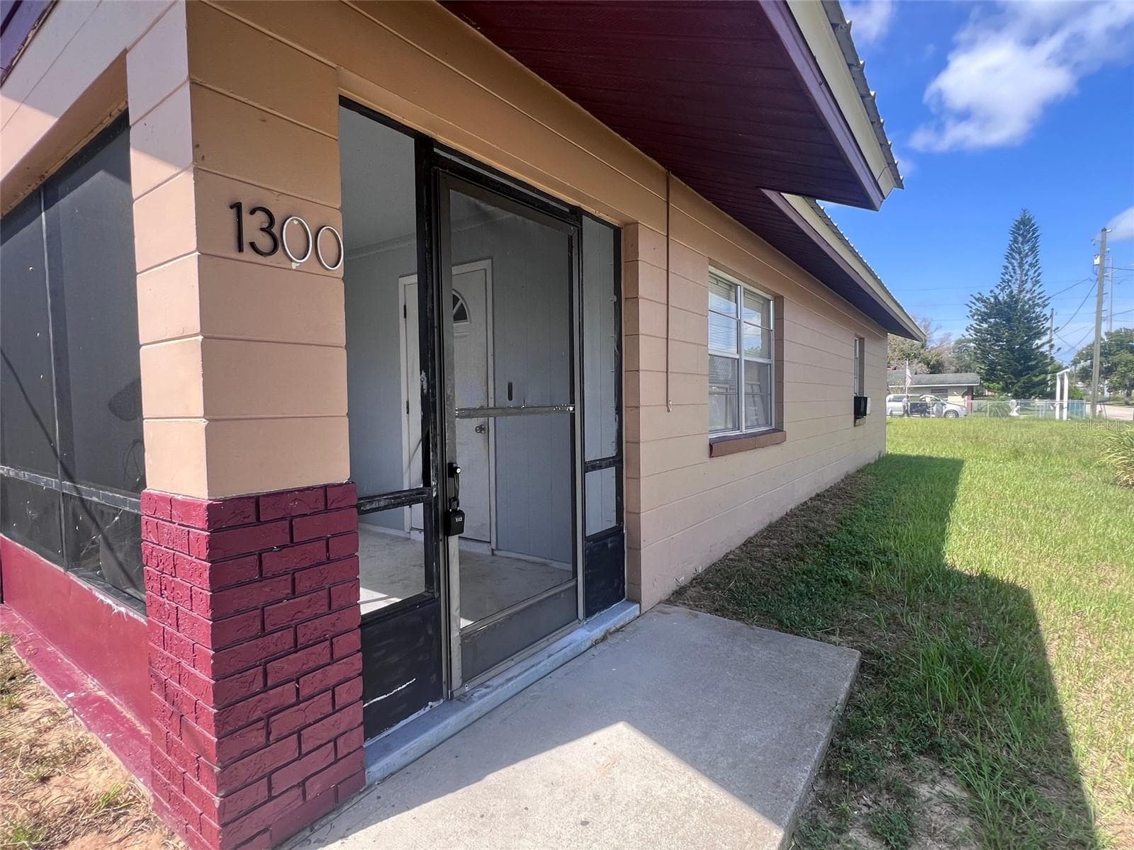 Front Entrance - 1300 S CAROLINA AVE, AVON PARK