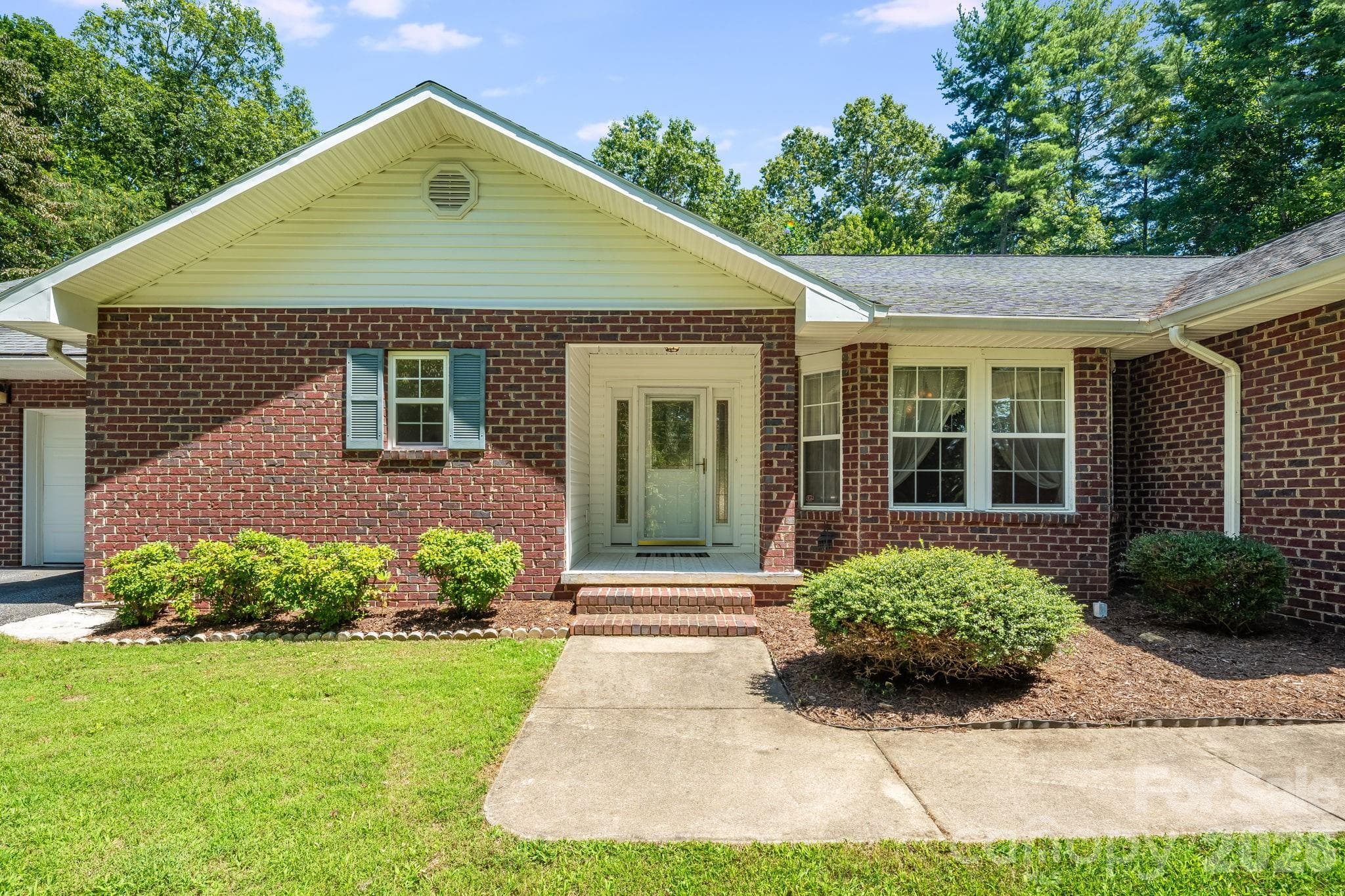 Single Family Residence at 225 Arbor Lane, Hendersonville, photo 2 of 43