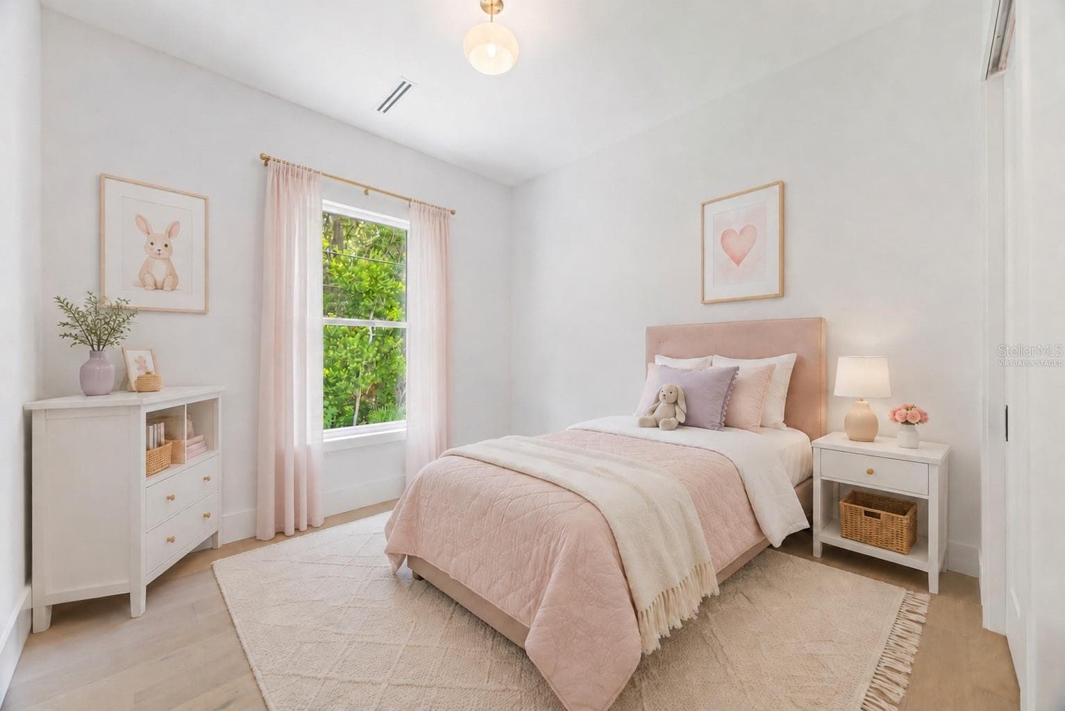 Virtually staged. Bedroom 2 is generously sized and conveniently located near a full guest bathroom. - 1336 HAYS RD, TARPON SPRINGS