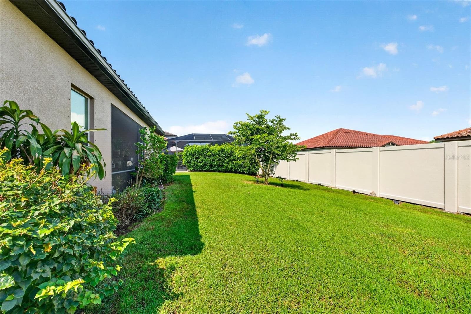 Backyard Maintenance Free - 11825 PERENNIAL PL, BRADENTON