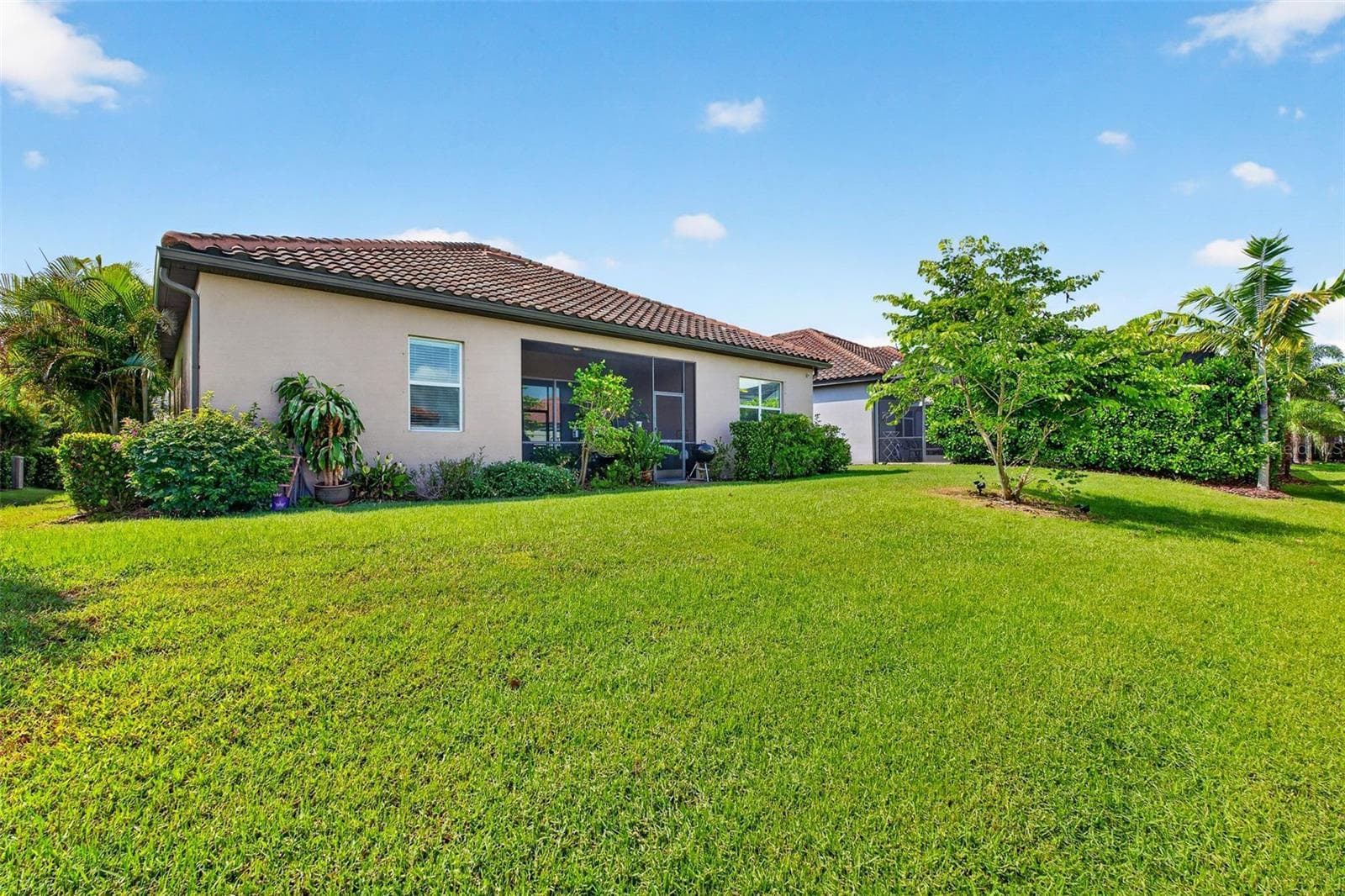 Backyard Lush Landscape - 11825 PERENNIAL PL, BRADENTON