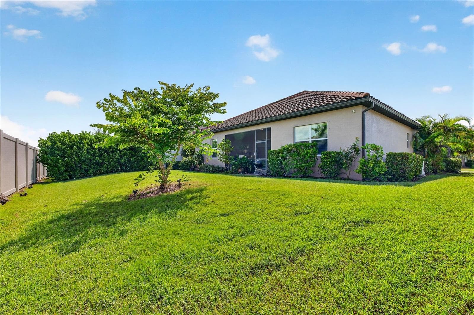 Backyard Maintenance Free - 11825 PERENNIAL PL, BRADENTON