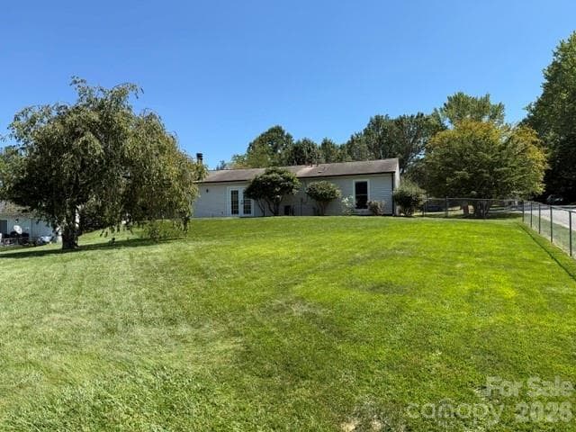 Well maintained and groomed back yard - 204 Scottlynn Drive, Asheville