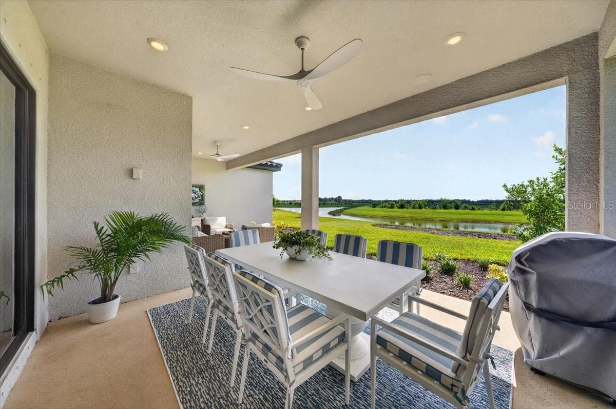 Two Ponds no Neighbours in the Back! - 10168 SILENT NIGHT LN, SARASOTA