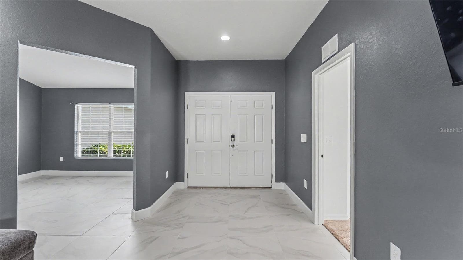 Single Family Residence at 2048 WINDING RIVER CV, BARTOW, photo 4 of 47
