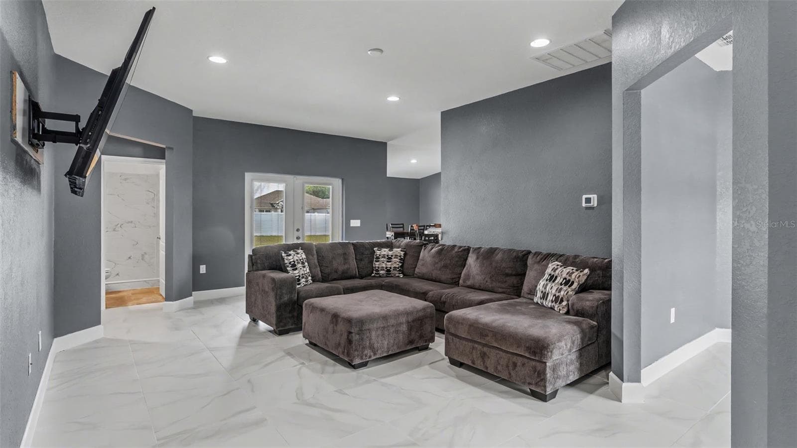 Single Family Residence at 2048 WINDING RIVER CV, BARTOW, photo 5 of 47